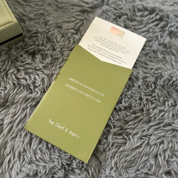 Van Cleef & Arpels Gold and Cream Bracelet - Picture 4 of 15